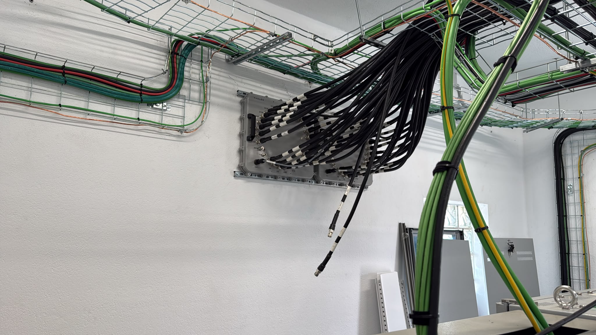 Tendido y terminación de cableado técnico en una instalación NAVAID