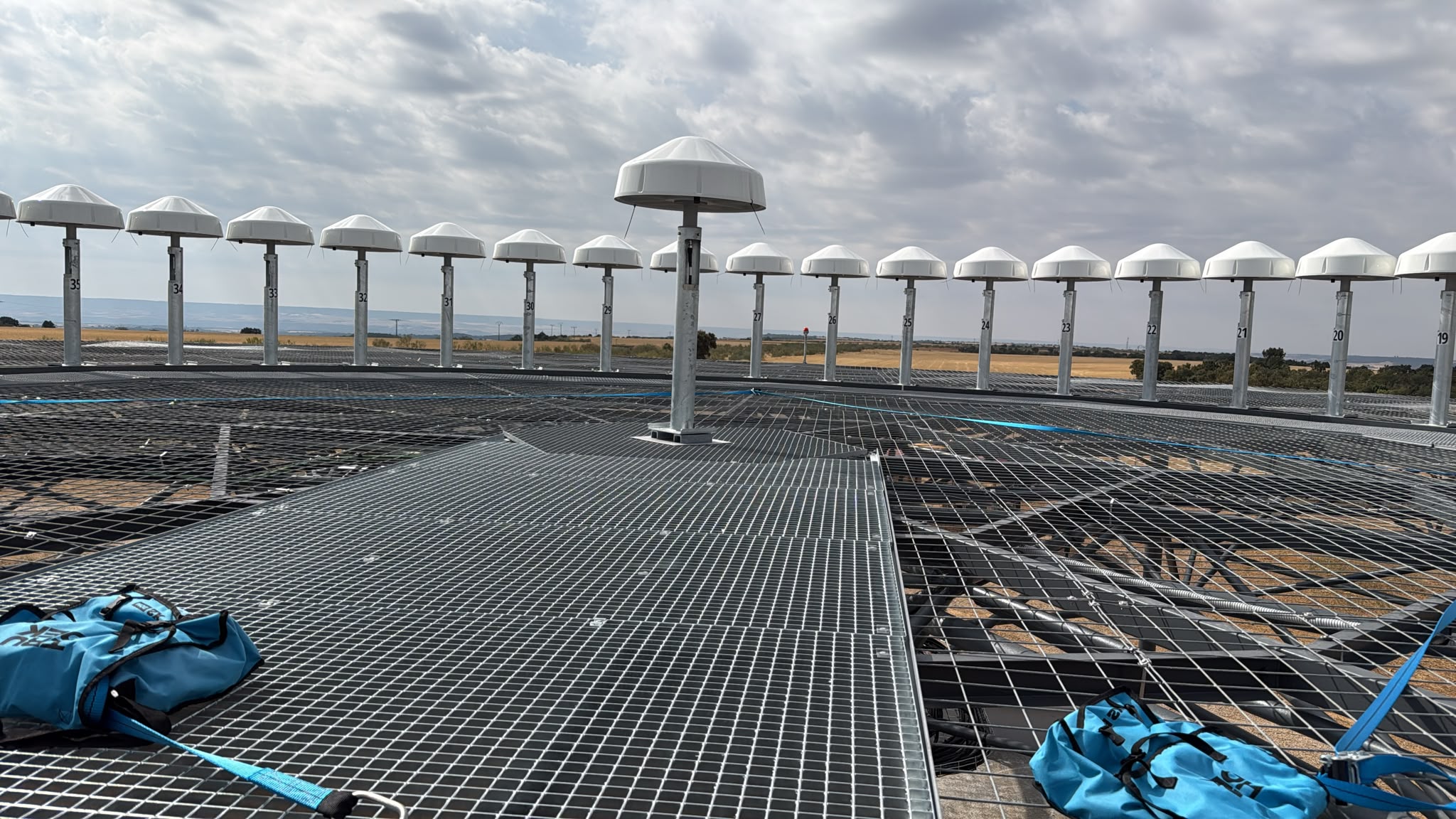 Conjunto de antenas de una ayuda a la navegación aérea durante su instalación