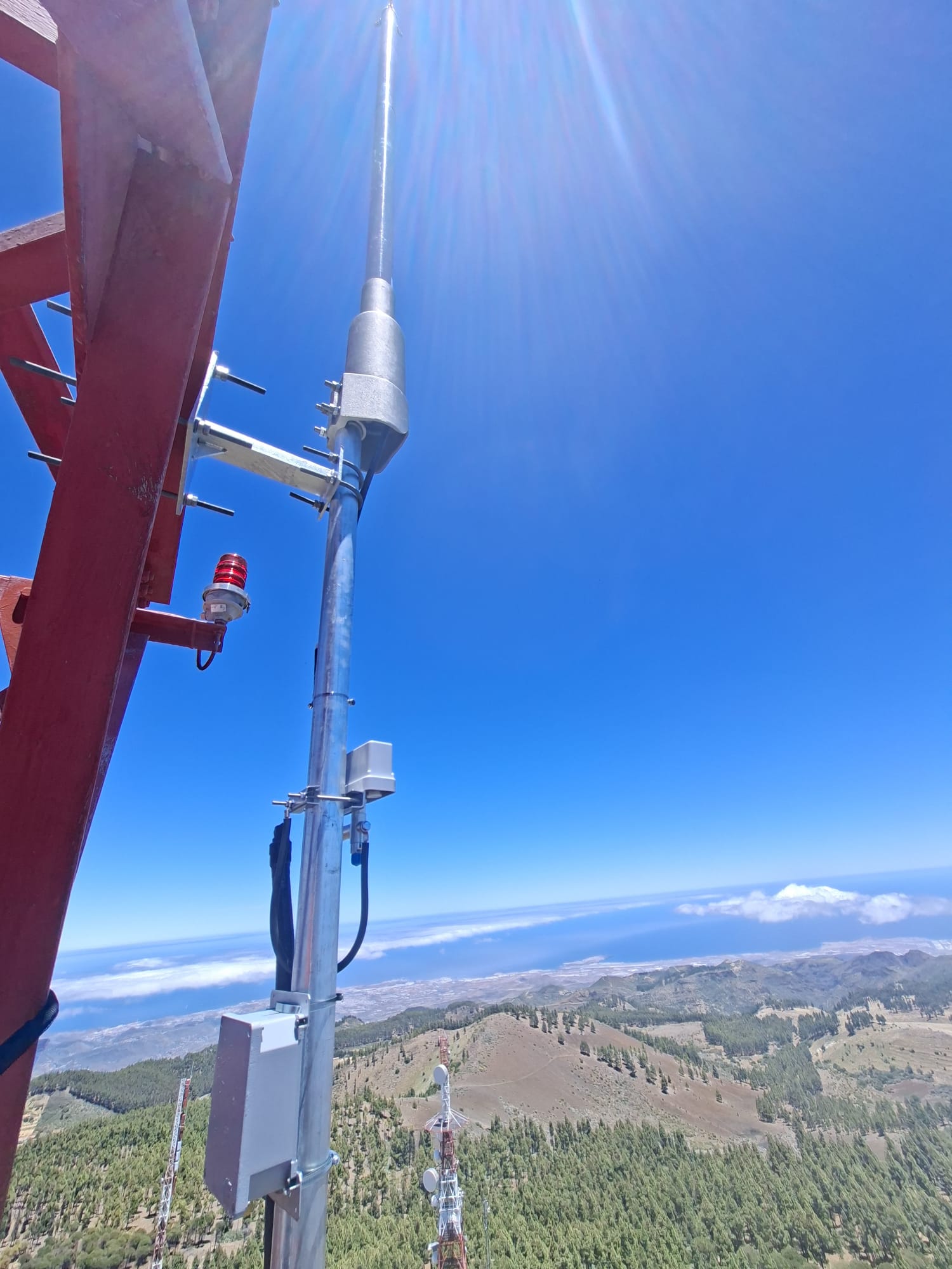 Instalación de equipos de radio y transmisión en una torre de telecomunicaciones