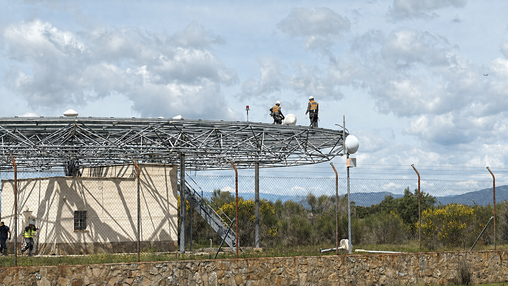Técnicos de MOVSIS trabajando en el montaje de una estructura NAVAID